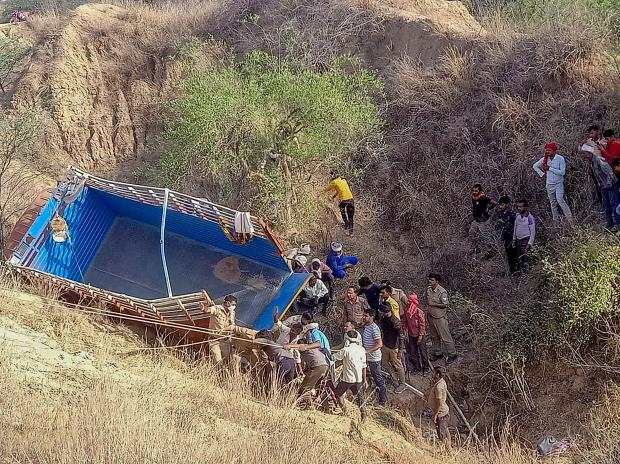 印度一卡车满载乘客坠入山谷 造成12死40伤