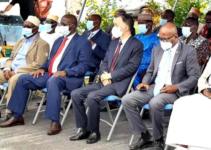 【蜗牛棋牌】科摩罗总统阿扎利接种中国新冠疫苗