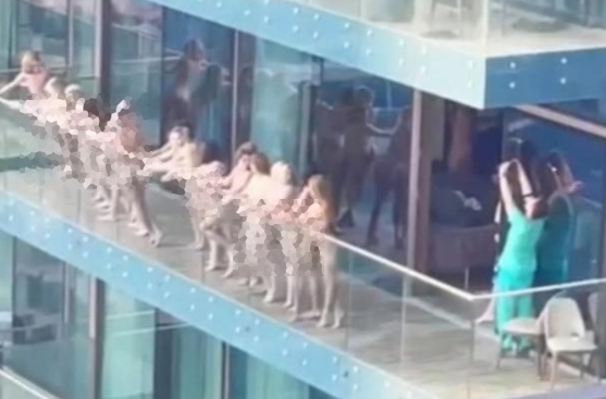 10多名女子在阳台拍裸照 结局让人意外