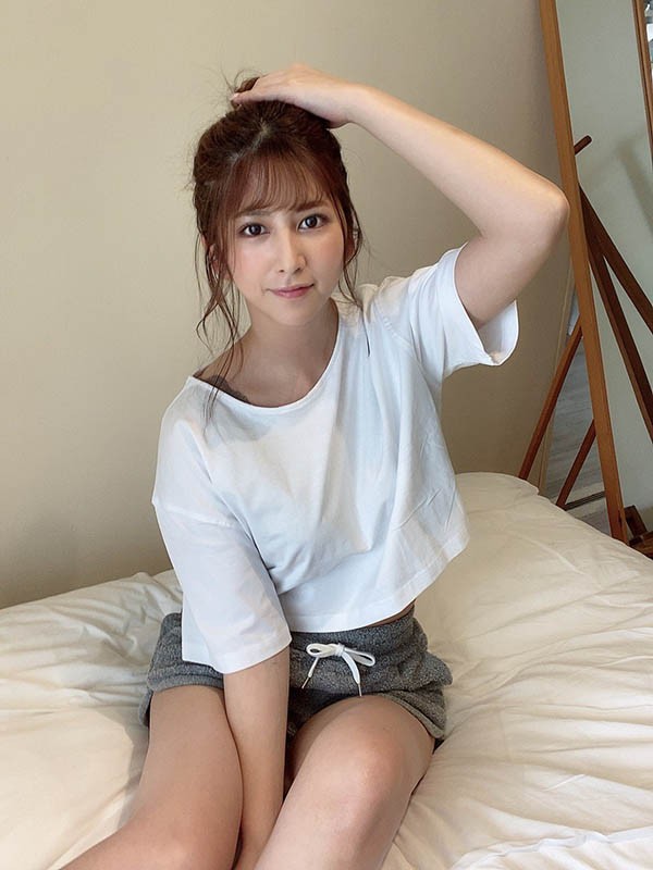 【蜗牛棋牌】女友就在旁边啊….痴女大姐姐“七ツ森りり”色气糜语诱惑,大胆性爱NTR神展开!