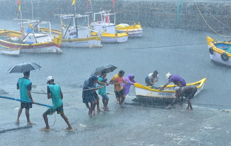强风暴袭击印度 孟买附近海域船只倾覆81人失踪