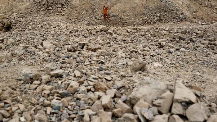 印尼苏门答腊岛一非法金矿发生山体滑坡 4人被埋