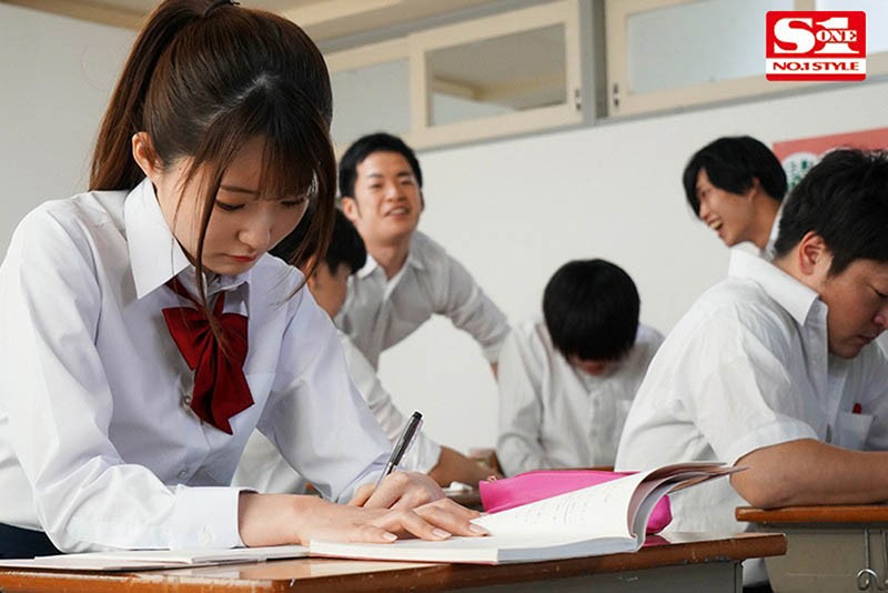 【蜗牛棋牌】校园凌辱！学生会长“乙白さやか”遭同学集体强暴，接着又被老师硬上！