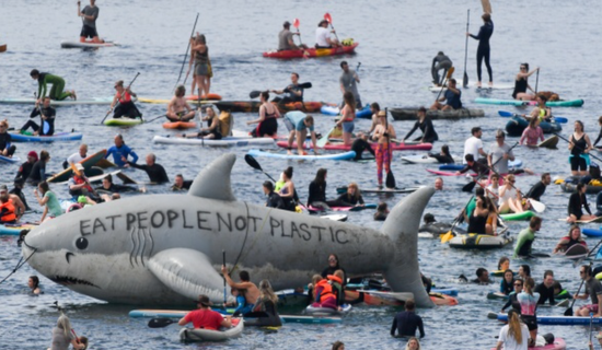 G7峰会第二天 上千人海中游泳、乘皮划艇抗议