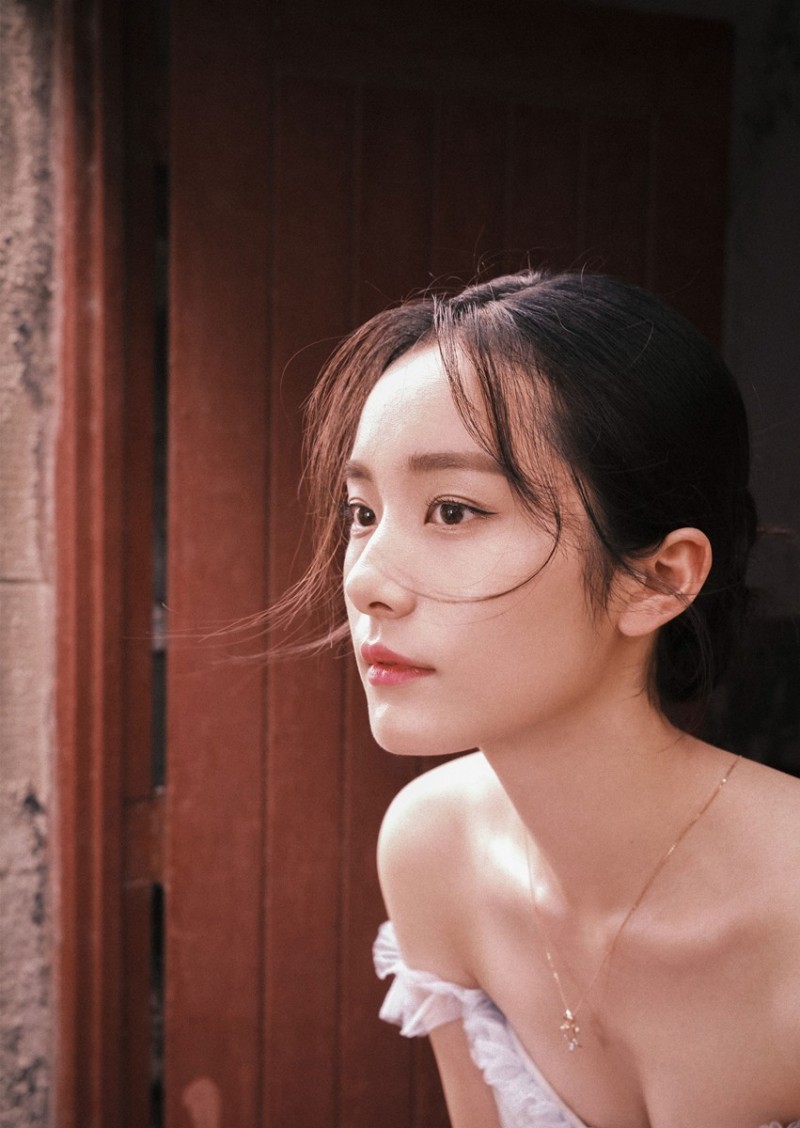 【蜗牛棋牌】范诗然携《三叉戟》亮相白玉兰 水蓝纱裙清纯优雅气质出众