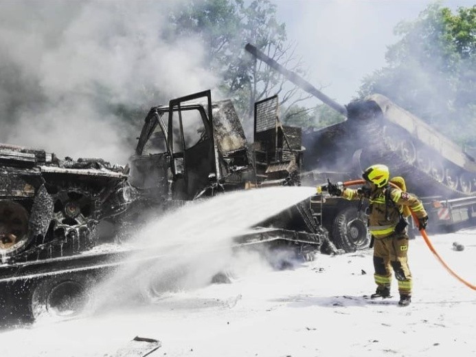 波兰公路发生追尾事故：2辆坦克受损