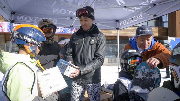 孙亦沐为儿童单板滑雪比赛小选手颁奖