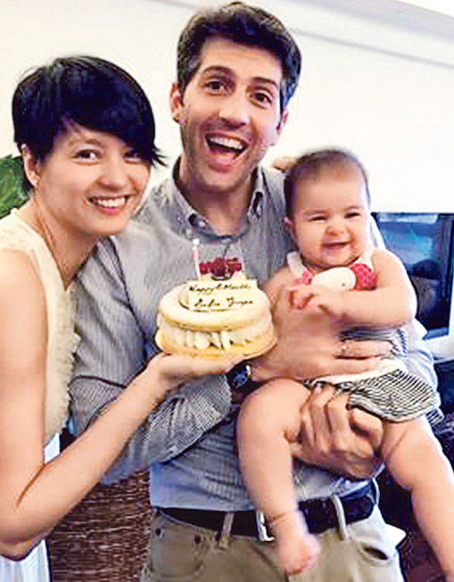 【蜗牛棋牌】梁咏琪晒一家三口温馨合影 混血宝宝胖胖哒!