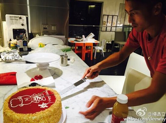 【蜗牛棋牌】谢霆锋35岁生日切蛋糕 被粉丝嫌弃:太黑