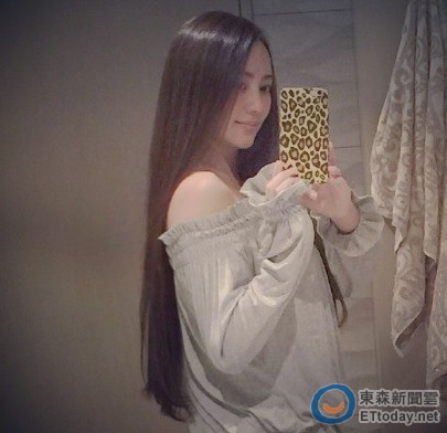 台湾女星关颖晒长发自拍照 惊呼:多久没剪头发了