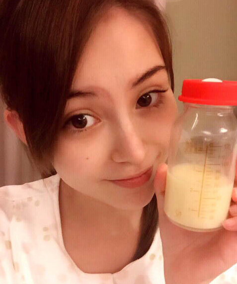 辣妈一枚！昆凌产后亮相素颜晒母乳