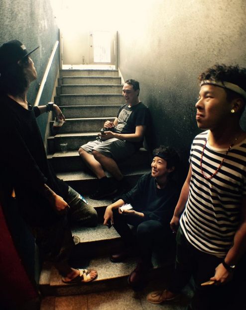 【蜗牛棋牌】窦靖童与众型男谈笑风生 坐楼梯兴致高露灿笑