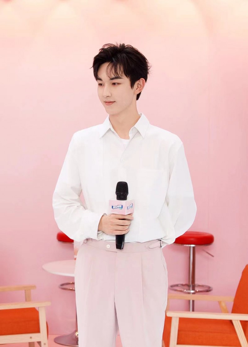 【蜗牛棋牌】郭俊辰现身品牌活动 清爽造型时尚感满分