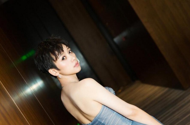 【蜗牛棋牌】李晓峰 品牌金博奖电视颁奖盛典新锐明星美照分享及个人资料
