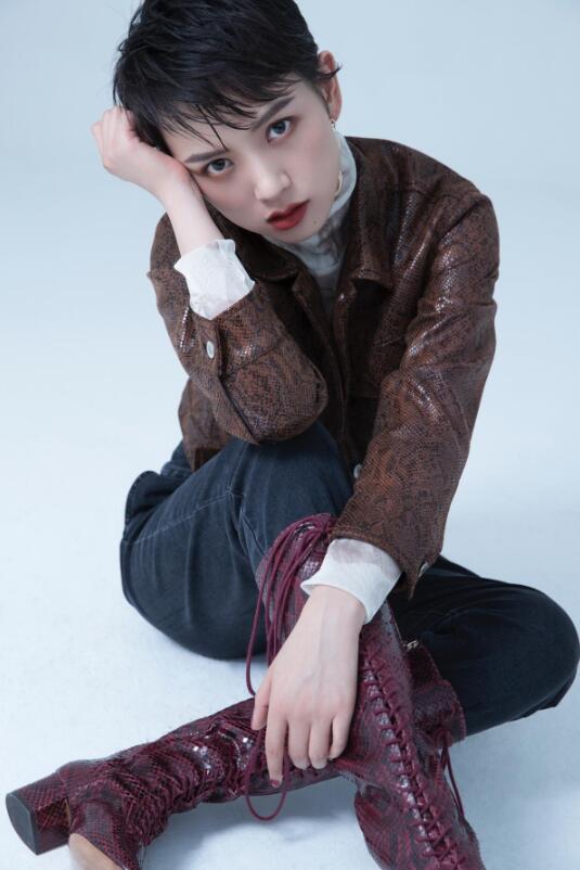 【蜗牛棋牌】李晓峰 品牌金博奖电视颁奖盛典新锐明星美照分享及个人资料