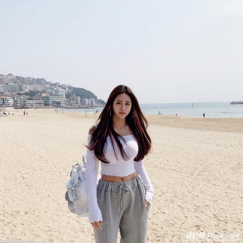 【蜗牛棋牌】今日妹子图20200310：韩国性感尤物“barbie”穿上女仆装事业线很吸睛！