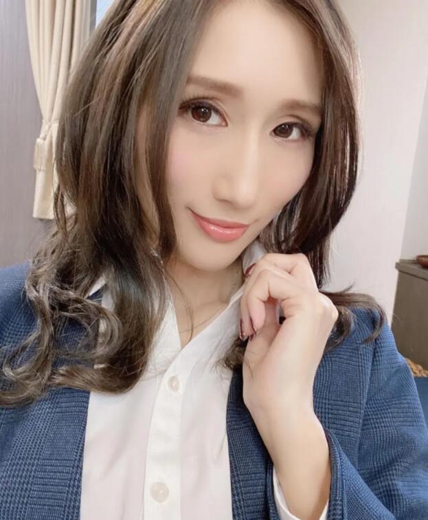 【蜗牛棋牌】Julia新作品介绍:饥渴美妻潜入豪宅30日连续为爱鼓掌!