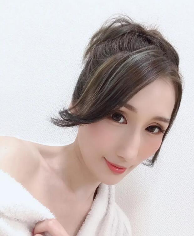 【蜗牛棋牌】Julia新作品介绍:饥渴美妻潜入豪宅30日连续为爱鼓掌!