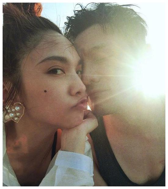 【蜗牛棋牌】杨丞琳零点为李荣浩庆生:陪你一起纵横四海