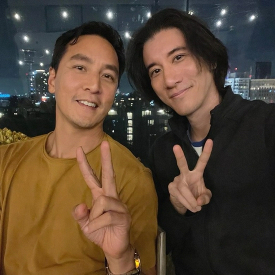 王力宏晒与吴彦祖合影 两大男神素颜合体引欢呼