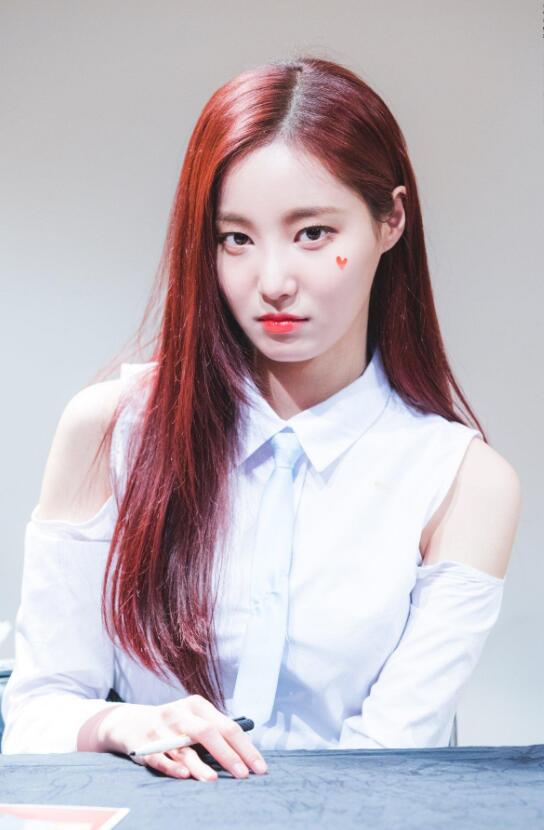 【蜗牛棋牌】YEONWOO 韩国女子组合MOMOLAND成员生活照鉴赏