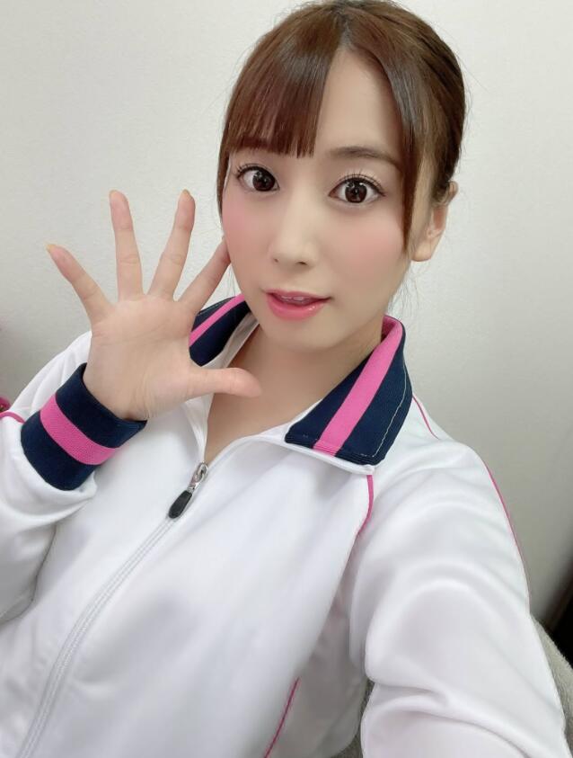 【蜗牛棋牌】初川南(初川みなみ)新作品介绍:温柔女老师收留不想回家的男学生为爱鼓掌!