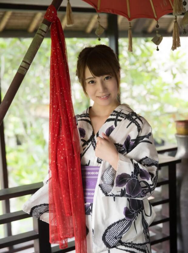【蜗牛棋牌】初川南(初川みなみ)新作品介绍:温柔女老师收留不想回家的男学生为爱鼓掌!
