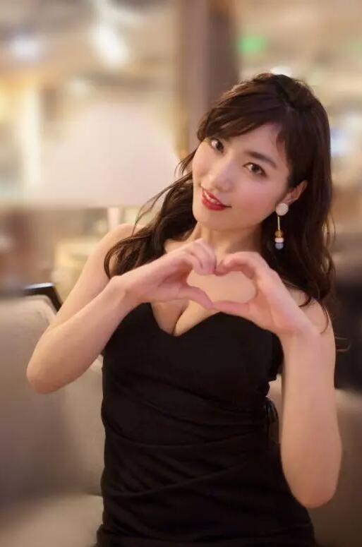 【蜗牛棋牌】由爱可奈新作品介绍:机车美妻被小叔组团轮流输出!