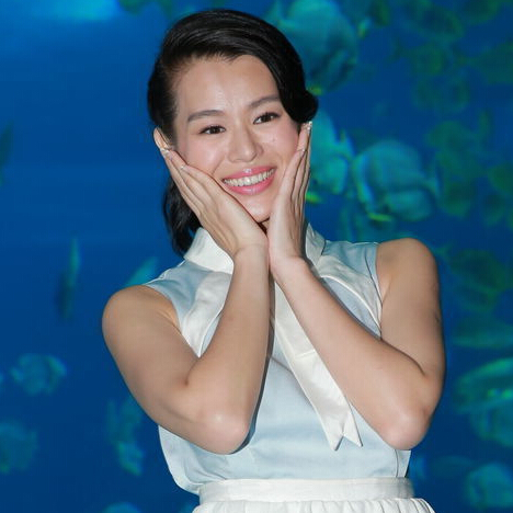 【蜗牛棋牌】胡杏儿否认在英国结婚 避谈签约萧定一