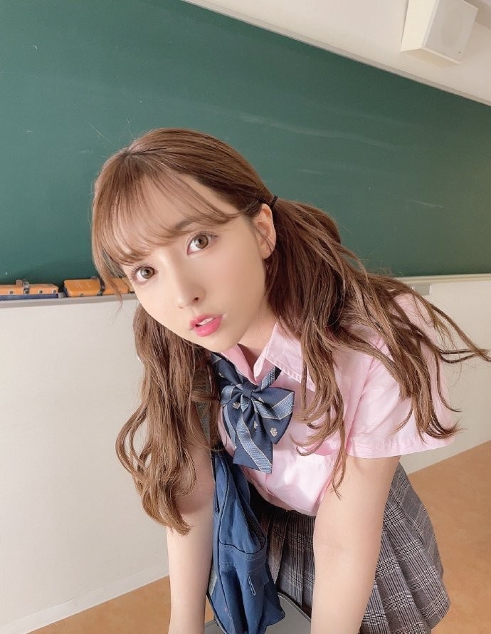 【蜗牛棋牌】衣襟大开“美胸见客”三上悠亚晒床照,春光一览无遗,粉丝:刚拍完片吗?