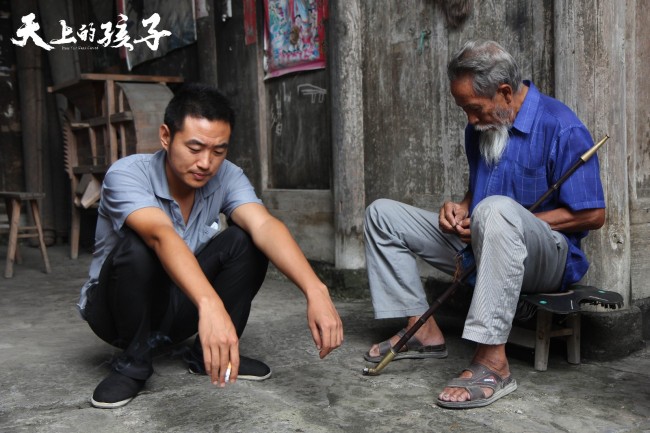 【蜗牛棋牌】《天上的孩子》终极海报 被现实撕扯的何以为父