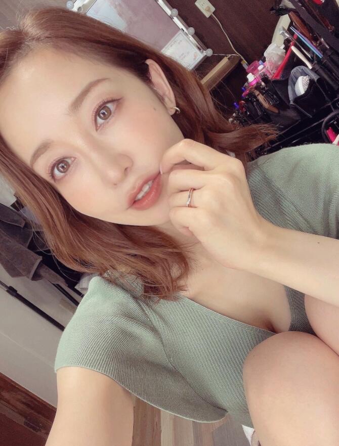 【蜗牛棋牌】筱田优(篠田ゆう)新作品没钱交租的美妻沦为房东的禁脔