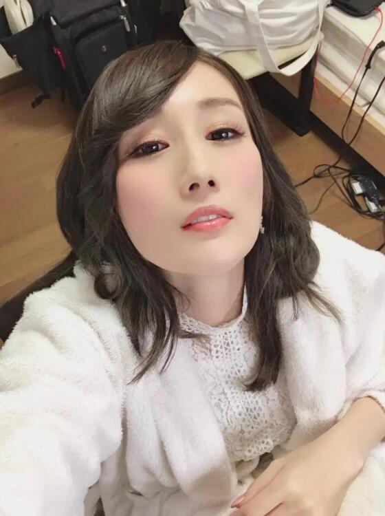 【蜗牛棋牌】JULIA新作品美痴女上街搭讪粉丝回家为爱鼓掌