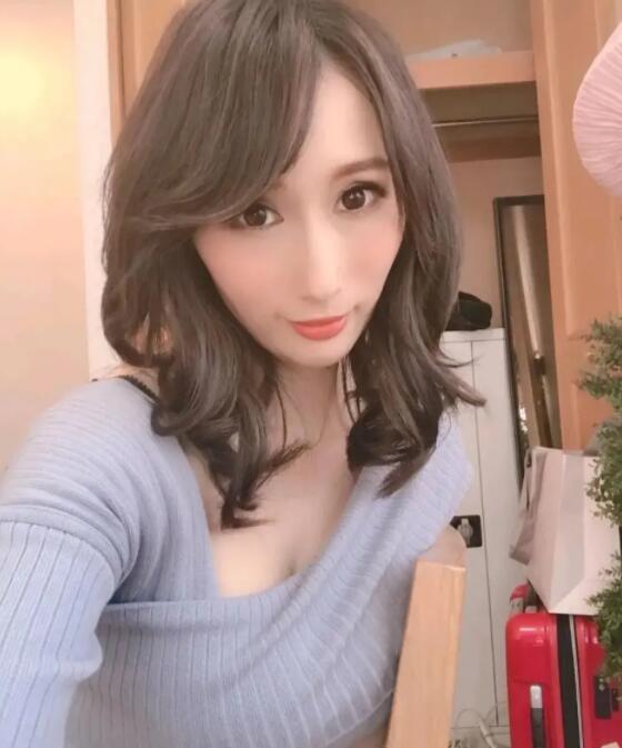 【蜗牛棋牌】JULIA新作品美痴女上街搭讪粉丝回家为爱鼓掌