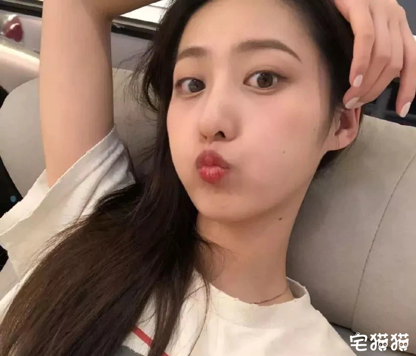 微博上一对神仙颜值的姐妹花@章馨心Erin@章馨贝