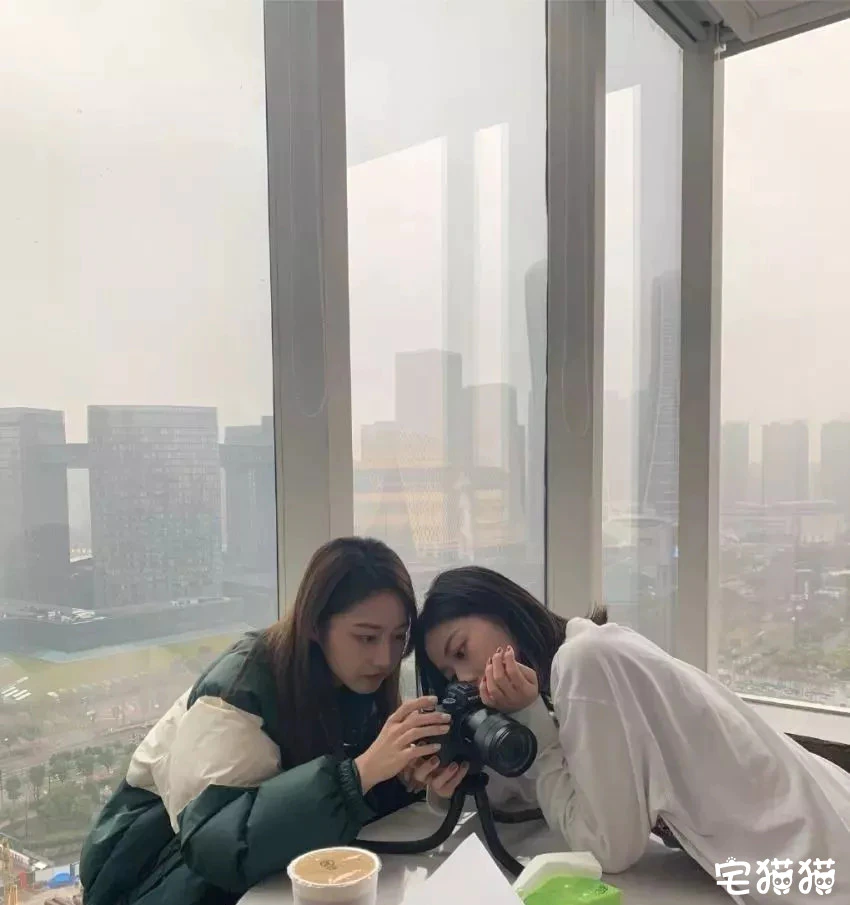 微博上一对神仙颜值的姐妹花@章馨心Erin@章馨贝