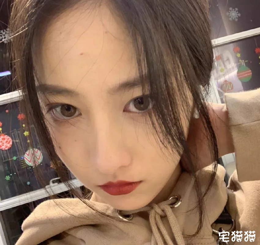 微博上一对神仙颜值的姐妹花@章馨心Erin@章馨贝