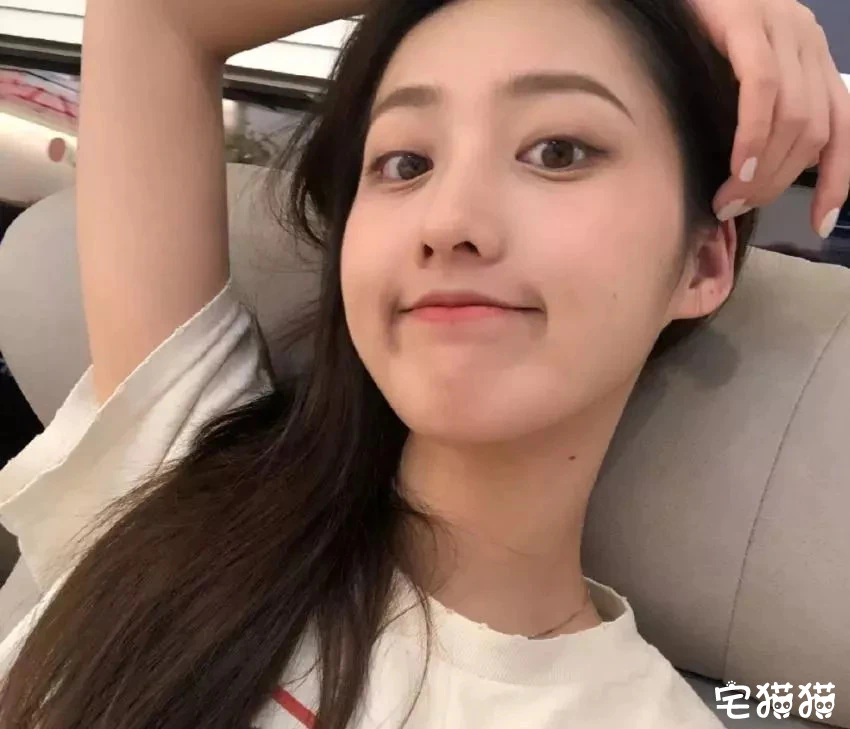 微博上一对神仙颜值的姐妹花@章馨心Erin@章馨贝