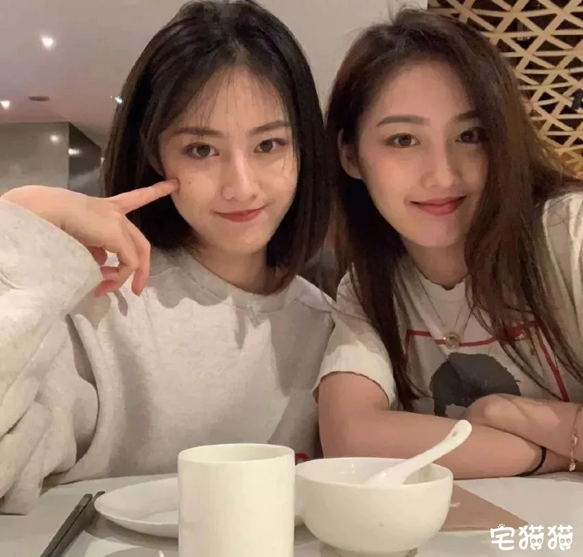 微博上一对神仙颜值的姐妹花@章馨心Erin@章馨贝