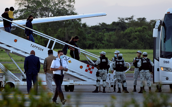 【蜗牛棋牌】美国政府将超2000名移民空运到佛州 州政府不知情