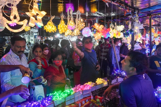 印度民众不顾疫情涌入大型市场 为过排灯节购物