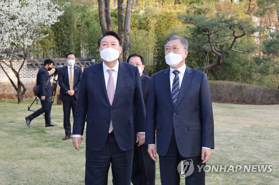韩国总统文在寅与候任总统尹锡悦举行晚餐会