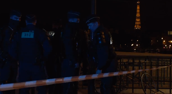 【蜗牛棋牌】外媒:法国巴黎警方向汽车开枪 致2人死亡