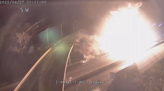 【蜗牛棋牌】美国两辆卡车在公路上相撞后起火，现场燃起巨大火球