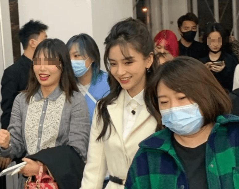 明星现身活动现场 路人曝光真实模样