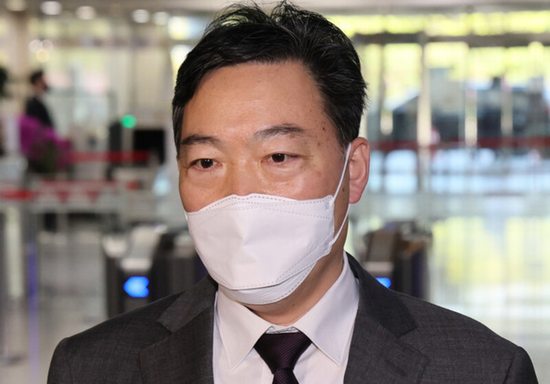 韩国总统文在寅接受检察总长金浯洙的辞呈