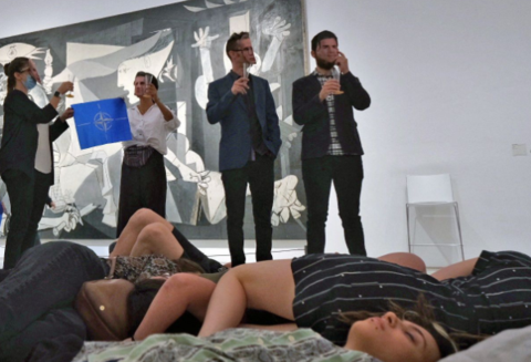 反战人士在毕加索名画前倒地抗议 批评北约煽动战争