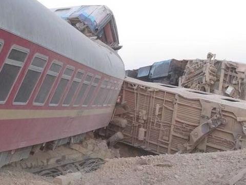 【蜗牛棋牌】伊朗火车脱轨致13死60伤 现场曝光：车厢侧翻相撞