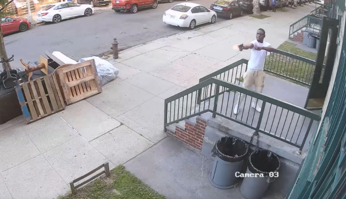 【蜗牛棋牌】美国黑人男子在空旷街头肆意开枪 监控视频曝光