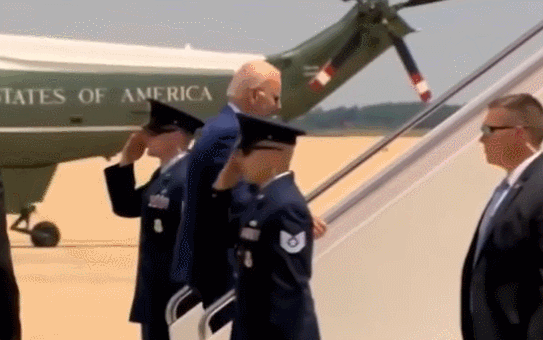 【蜗牛棋牌】参加美洲峰会“出师不利”,拜登又差点摔了...